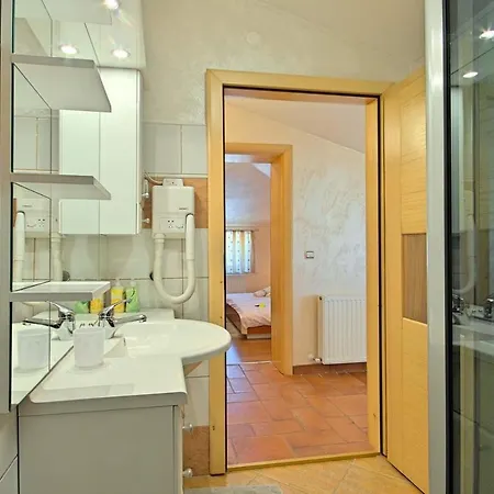Viki, Sani, Evan, Teo, Goran Apartment